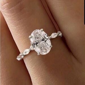 Elegant Silver Oval-Cut Ring